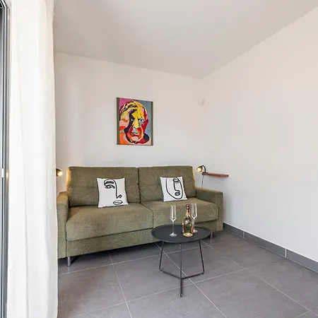 Queen Riviera : Climatisation, Parking, Terrasse