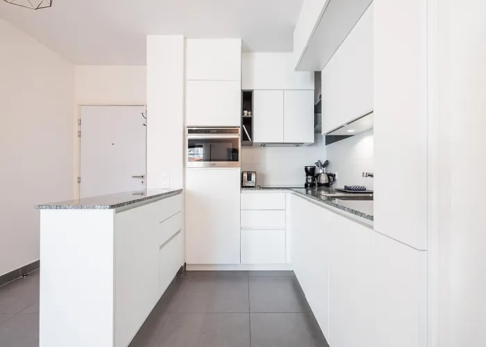 Queen Riviera : Climatisation, Parking, Terrasse Апартаменти Мантон