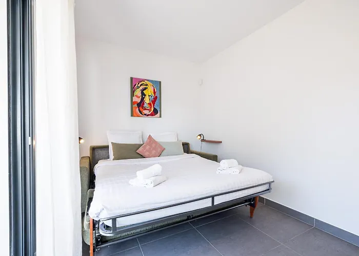 Queen Riviera : Climatisation, Parking, Terrasse 公寓