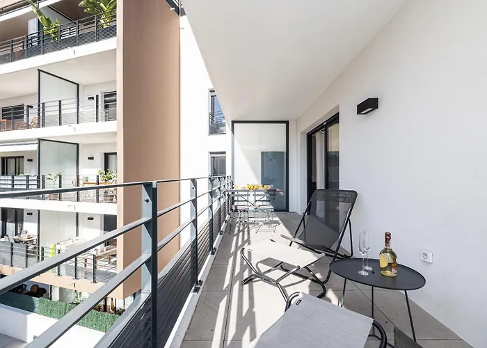 Queen Riviera : Climatisation, Parking, Terrasse * Мантон